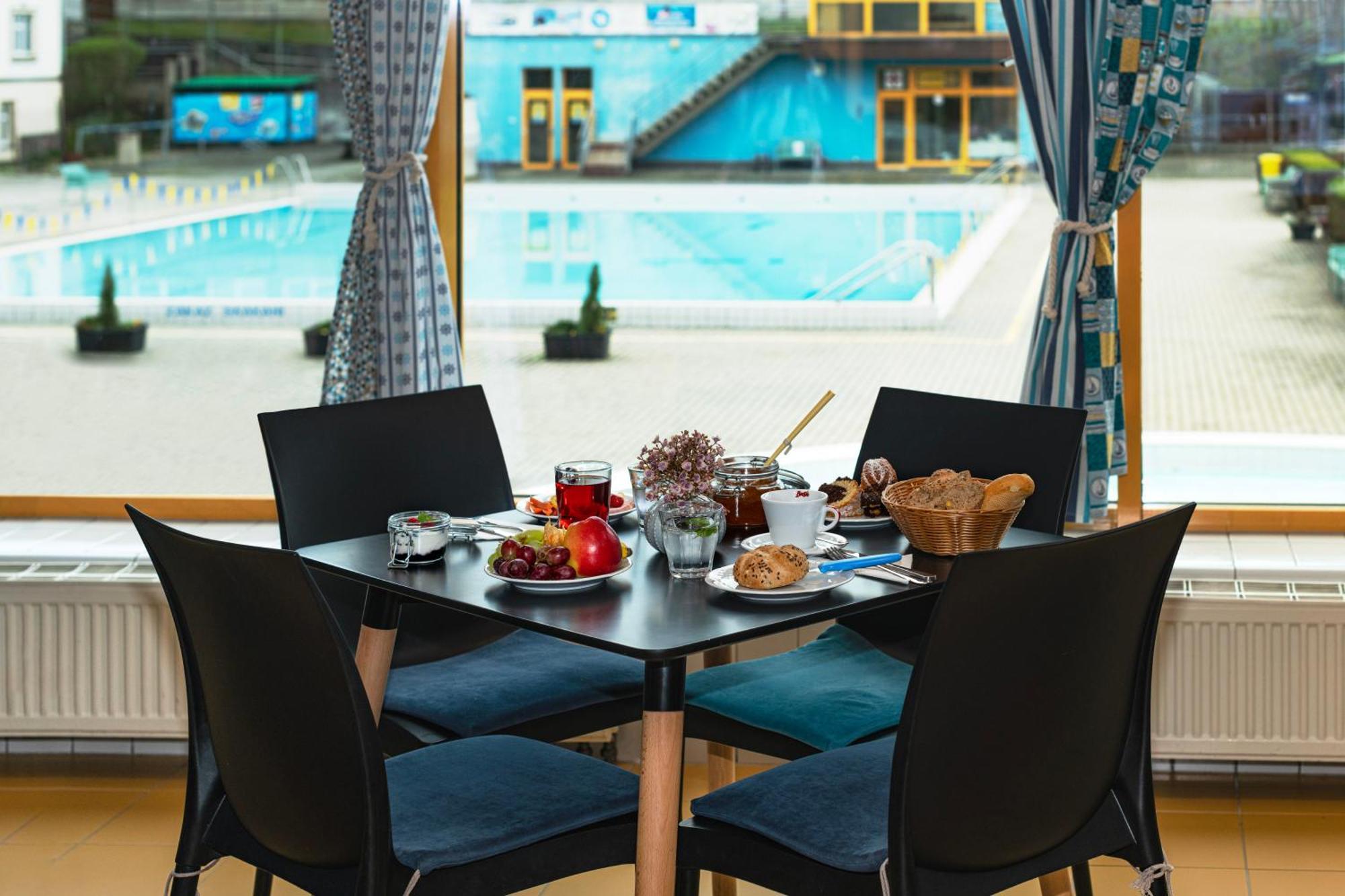 Aqua Hotel Дечин Екстериор снимка