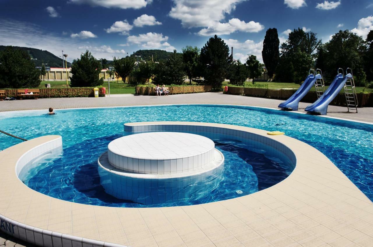 Aqua Hotel Дечин Екстериор снимка